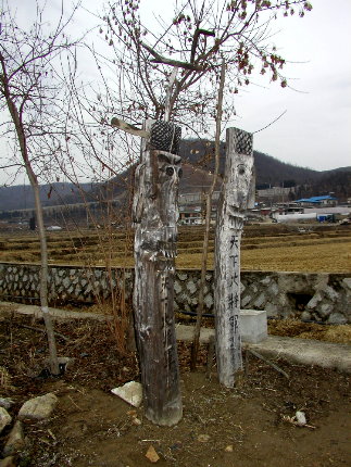 잡귀가 이 앞에 서면 겁을 내 도망가기보다는 함께 앉아 장난이라도 치지 않을까 싶을 정도로 정겹고 귀엽게 생겨먹은 놈이 하번천리 장승이다. 아 장승들이 아가씨들을 홀릴 지도 모를 일이다. 